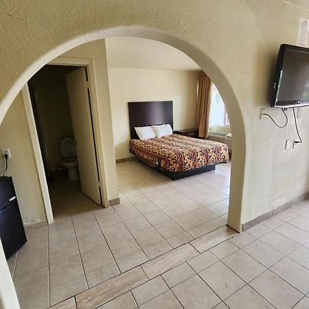 Hometown Inn And Suites Мескит Екстериор снимка
