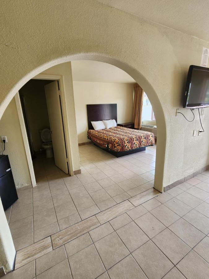 Hometown Inn And Suites Мескит Екстериор снимка