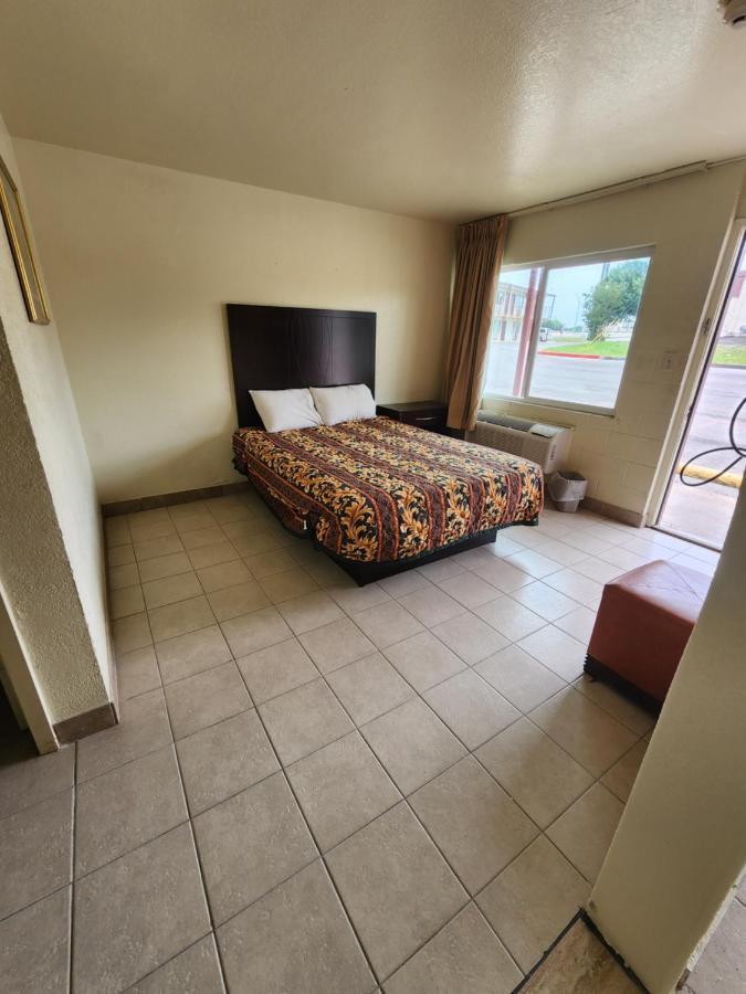 Hometown Inn And Suites Мескит Екстериор снимка